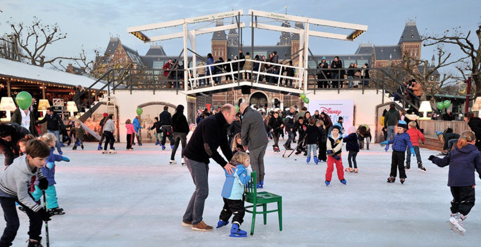 Voor het eerst op schaatsen? Ervaar het midden in de hoofdstad. Foto: Ice*Amsterdam.
