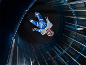 Een instructeur legt uit hoe het moet. Foto: Indoor Skydive Roosendaal.