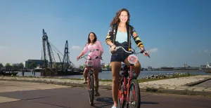 Mooi weer? Stap op de fiets en ontdek Nederland Met een fiets en fietsroute van MacBike in Amsterdam kom je niet alleen langs mooie grachtenpanden, maar ook op onverwachte plekken met hun eigen charmes en schoonheid. Zoals Amsterdam-Noord. Foto: MacBike