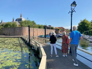 Stadswandeling Leerdam met gids Een stadsgids laat je met andere ogen kijken naar Leerdam. Foto: Leerdam glasstad © Mirja van Dijk