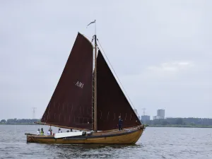 Zeilboot huren Almere Stap aan boord van de Almeerse Botter. Foto: Marc Bulters