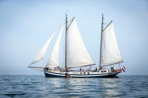 Zeilen naar Pampus of het Muiderslot Naar Pampus. Foto: Twee Gebroeders