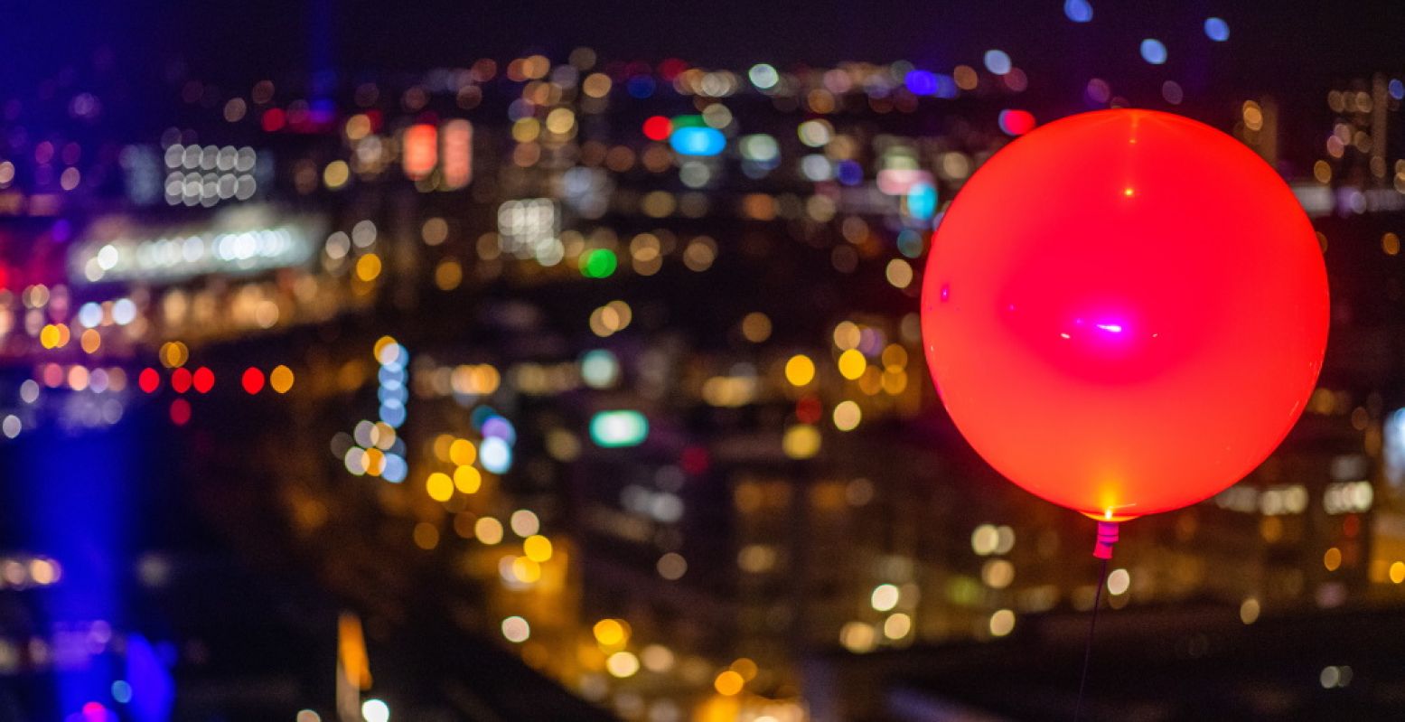 Op duizend plekken, verspreid over Eindhoven, hingen lichtgevende rode ballonnen. Foto: Base Photography © GLOW