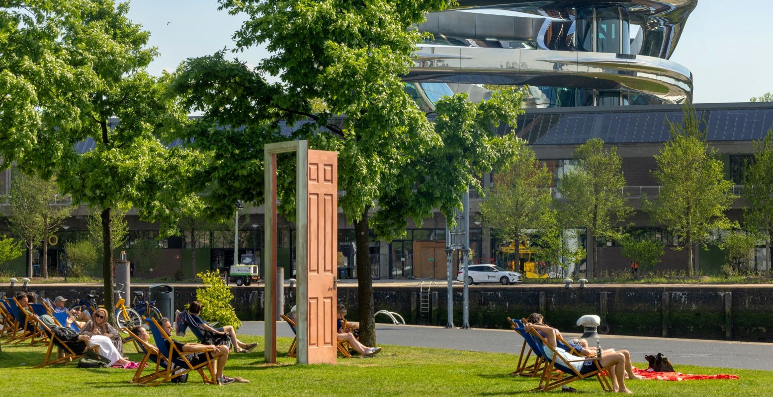 Kunstmuseum Fenix aan de Rijnhaven, met op de voorgrond het kunstwerk L'Âge d'Or van Gavin Turk. Foto: Fenix © Iris van den Broek Kunstmuseum Fenix aan de Rijnhaven, met op de voorgrond het kunstwerk L'Âge d'Or van Gavin Turk. Foto: Fenix © Iris van den Broek
