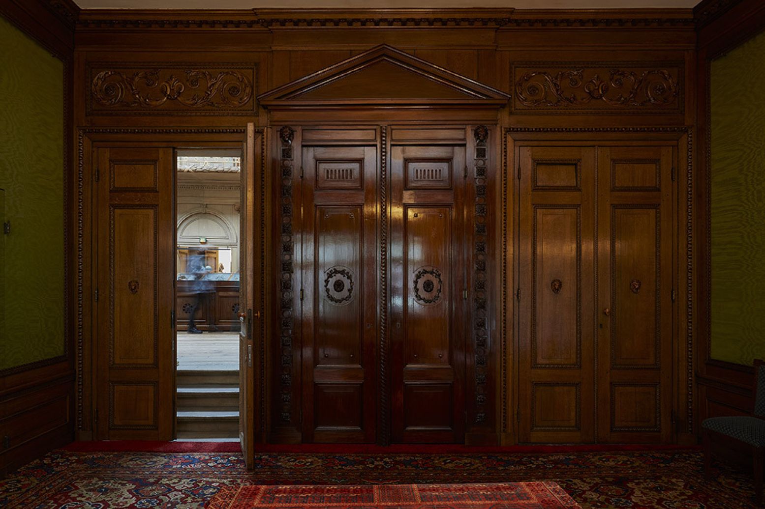 Via deze enorme deuren kom je van het museum in het huis. Foto: Teylers Museum © Johan Nieuwenhuize
