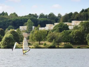 Park ligt op hellende oever van Bostalsee.