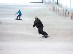 Snowboarden in SnowWorld Terneuzen. Foto: SnowWorld Terneuzen