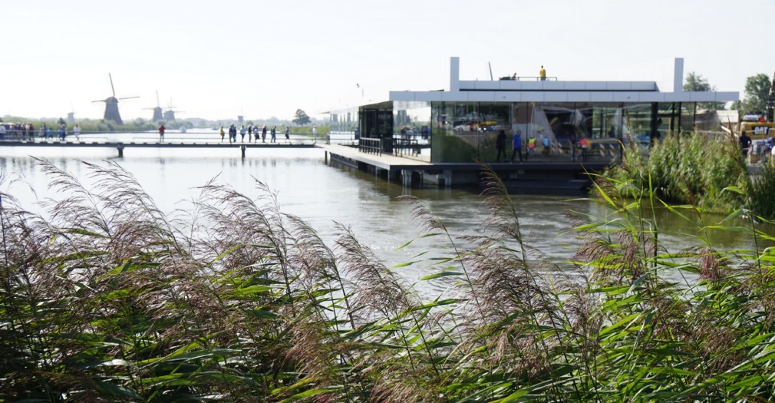 Aan het begin van Kinderdijk ligt een modern bezoekerscentrum waar je tickets kunt kopen en een kopje koffie kunt drinken. Op het dak heb je een fenomenaal uitzicht op alle negentien molens. Foto: Stichting Werelderfgoed Kinderdijk