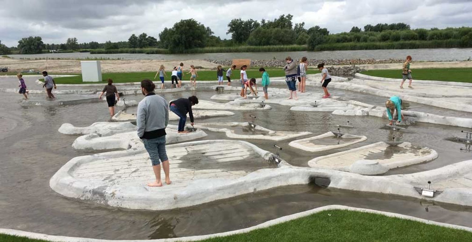 Zet het water naar je hand in het betonnen schaalmodel van het Biesbosch Museumeiland. Foto: Biesbosch Museumeiland.