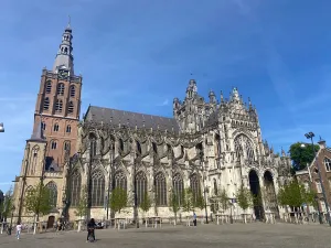 De Sint-Janskathedraal met rechts de Sint-Janstoren, hoogste punt van Den Bosch. Foto: Kring Vrienden van 's-Hertogenbosch