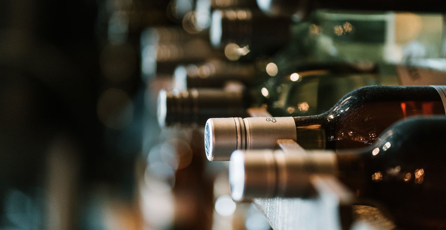 Het leuke van een wijnproeverij is dat je altijd weer iets nieuws ontdekt. Foto: © Hermes Rivera, via Unsplash Het leuke van een wijnproeverij is dat je altijd weer iets nieuws ontdekt. Foto: © Hermes Rivera, via Unsplash