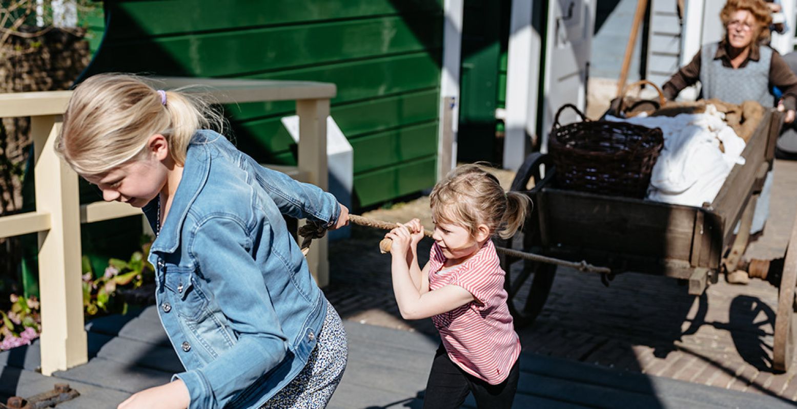 Overal kunnen kinderen meedoen met het leven van vroeger. Foto: Nederlands Openluchtmuseum