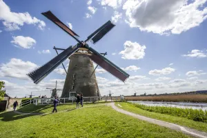 Foto: Bezichtig de molens ook vanuit de boot! © Beeldbank Dordrecht