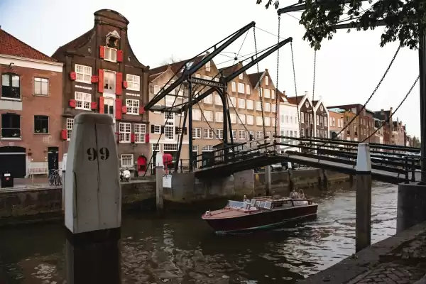 Ontdek Dordrecht vanaf het water. Foto: Si Barone Ontdek Dordrecht vanaf het water. Foto: Si Barone