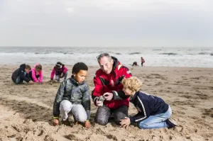 Fossielenexpeditie op het Maasvlaktestrand Foto: Fossielenspeurder Walter LangendoenFoto geüpload door gebruiker.