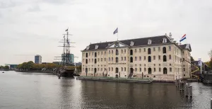 Reportage: de zee neemt je mee in Het Scheepvaartmuseum Niet te missen: Het Scheepvaartmuseum met daarnaast het VOC-schip Amsterdam. Foto: DagjeWeg.NL