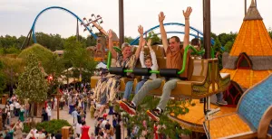 Betaalbaar rondje in de achtbaan Met het hele gezin gezellig een dagje naar een pretpark, zoals Toverland in Limburg. Foto: Attractiepark Toverland