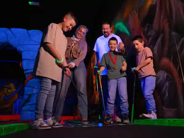 Prijsvraag: Win 2 tickets voor GlowGolf in Eindhoven!