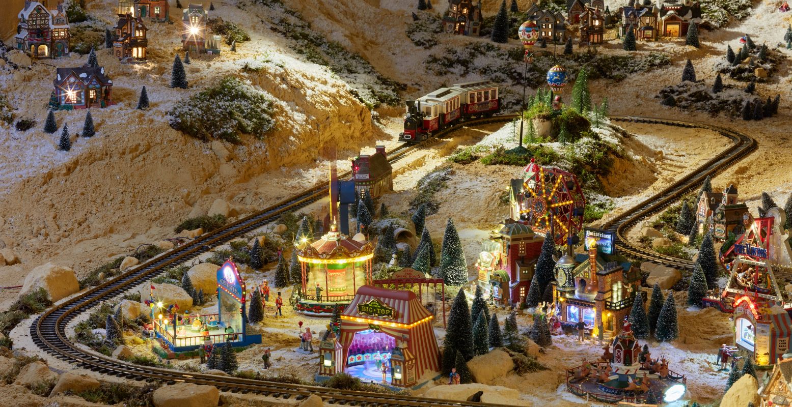 In Mergelrijk dwaal je door de mergelgangen langs kerstfiguren van zand en winterse dorpjes in miniatuur. Een magische beleving. Foto: © Kerststad Valkenburg