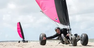 Dagje uit? Dit zijn topuitjes voor jongeren Met een blokart scheuren over het strand! Foto: Natural High © Milan van der Meer