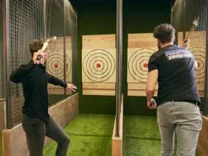 Urban Axe Throwing Foto: Urban Axe Throwing