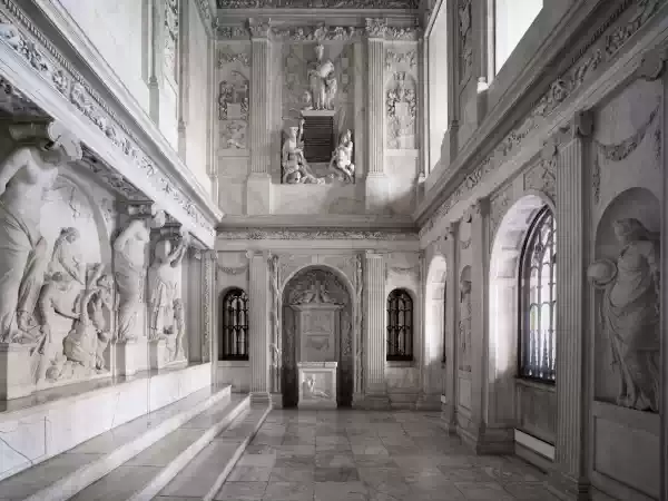 De marmeren beelden sieren de hallen. Foto: Koninklijk Paleis Amsterdam © Dymas Vreede
