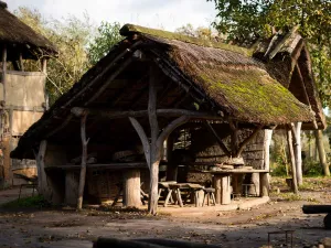 Bezoek historische gebouwen. Foto: preHistorisch Dorp