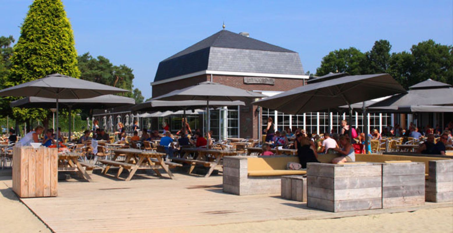 Ouders strijken neer op het terras met fijne loungebanken en tafels.