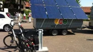 Het roer om! Groen doen is niet moeilijk New Energy Systems is aanwezig met haar zonnepanelen. Laad zelf je elektrische fiets op met de stroom van deze panelen. Foto: New Energy Systems