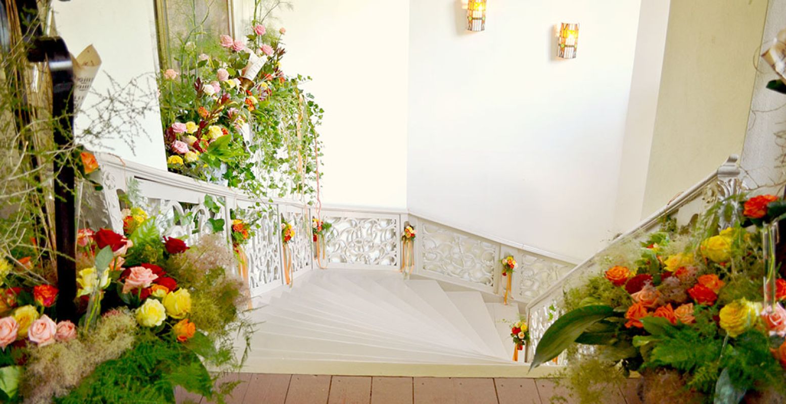 Er zijn verschillende ruimtes ingericht door bloemisten. Zie je jezelf al van deze romantische rozentrap afdalen? Foto: Kasteeltuinen Arcen.