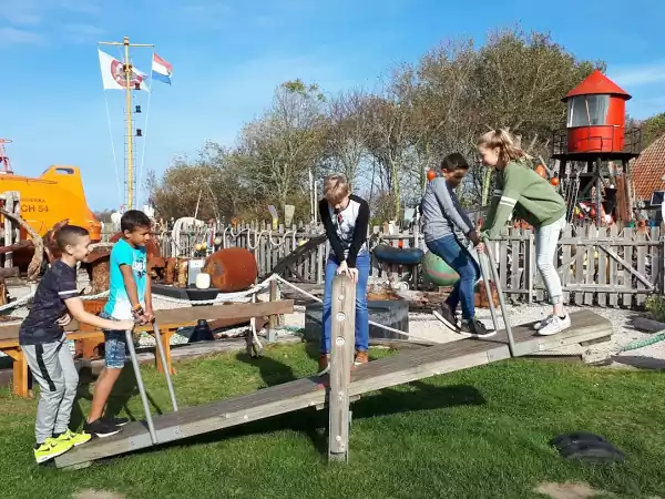 Spelen in de speeltuin. Foto: Flora Spelen in de speeltuin. Foto: Flora