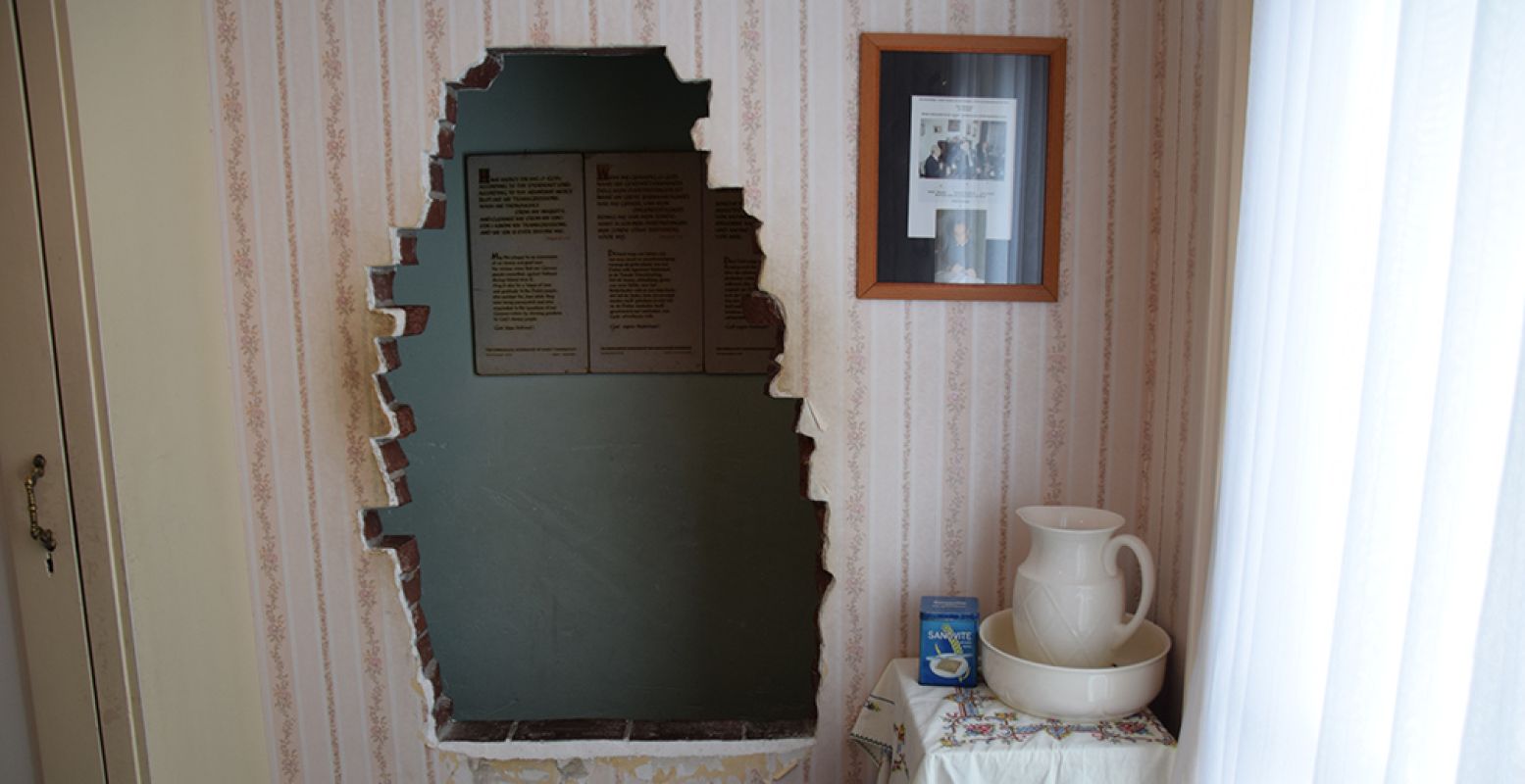 De verstopplek voor onderduikers in De Schuilplaats, nu het Corrie ten Boomhuis. Aan de muur hangen psalmen ter bemoediging. Foto: DagjeWeg.NL. De verstopplek voor onderduikers in De Schuilplaats, nu het Corrie ten Boomhuis. Aan de muur hangen psalmen ter bemoediging. Foto: DagjeWeg.NL.