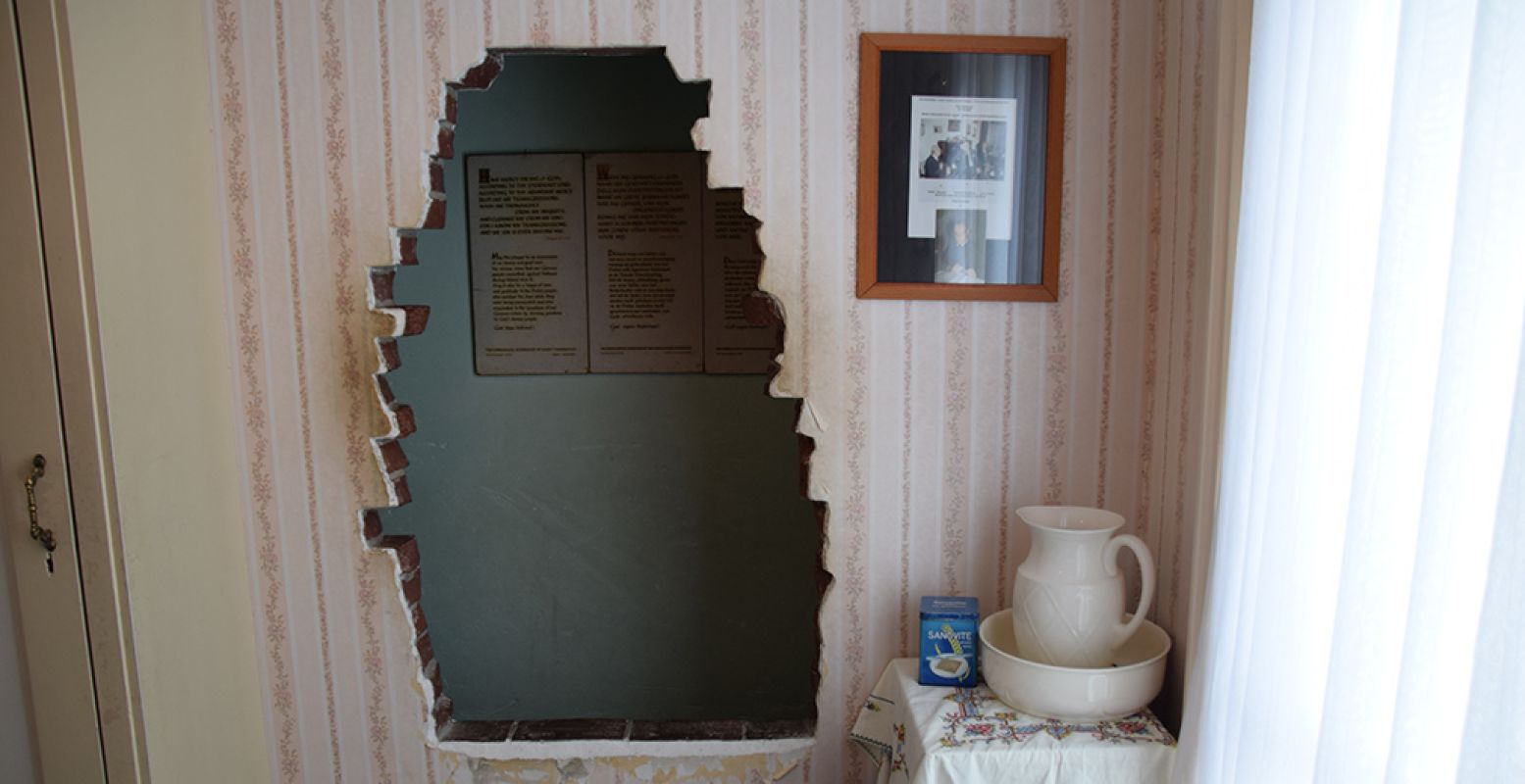 De verstopplek voor onderduikers in De Schuilplaats, nu het Corrie ten Boomhuis. Aan de muur hangen psalmen ter bemoediging. Foto: DagjeWeg.NL.