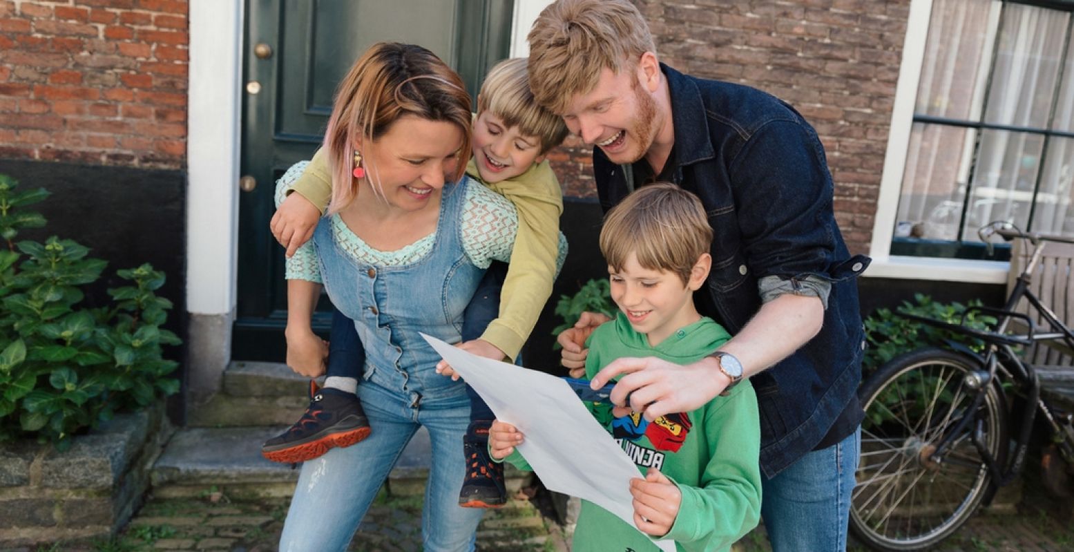 Wel volgende leuke straatje moeten we in? Ontdek de stad met een familiespeurtocht van Verhaalavontuur. Foto: Verhaalavontuur.nl