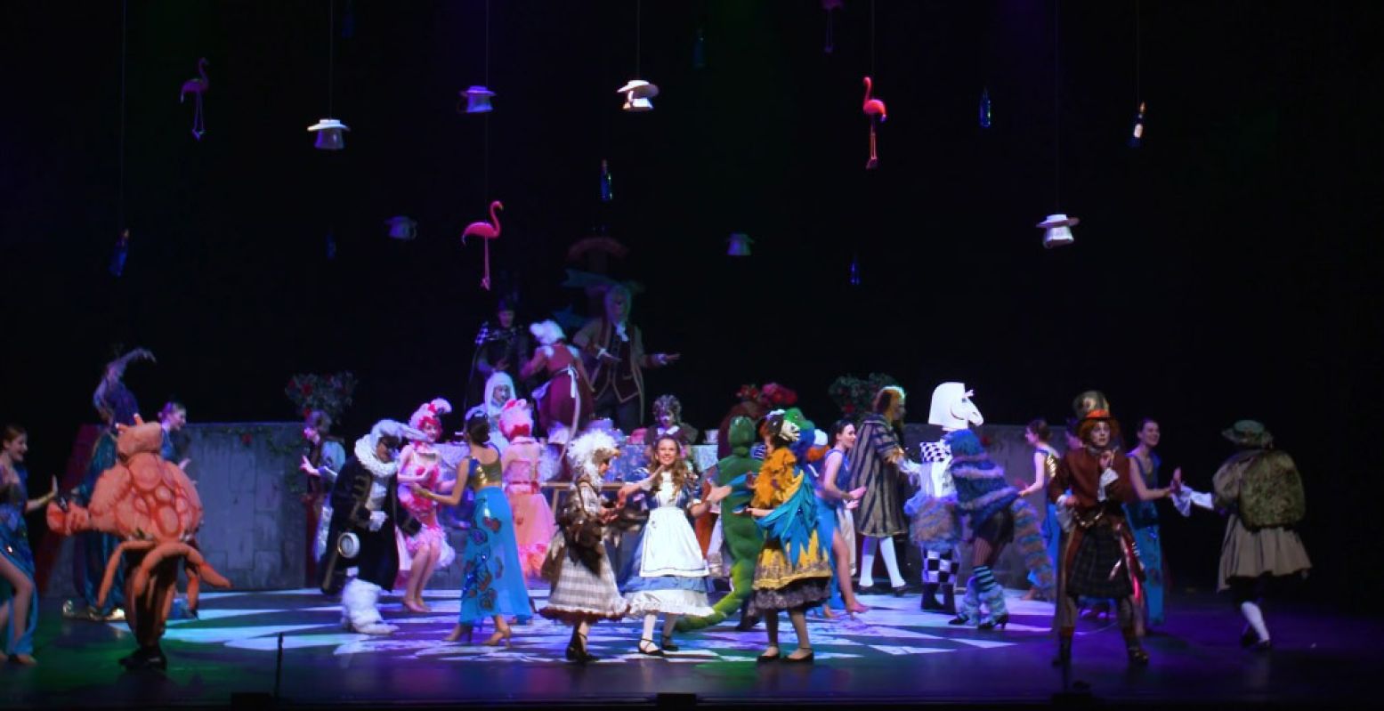 Zingen, dansen, het gaat er vrolijk aan toe in Wonderland. Foto: Nationaal Jeugd Musical Theater / still uit de trailer