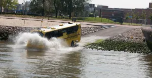 Plons! Ontdek Rotterdam in een amfibiebus Foto: Splashtours Rotterdam.