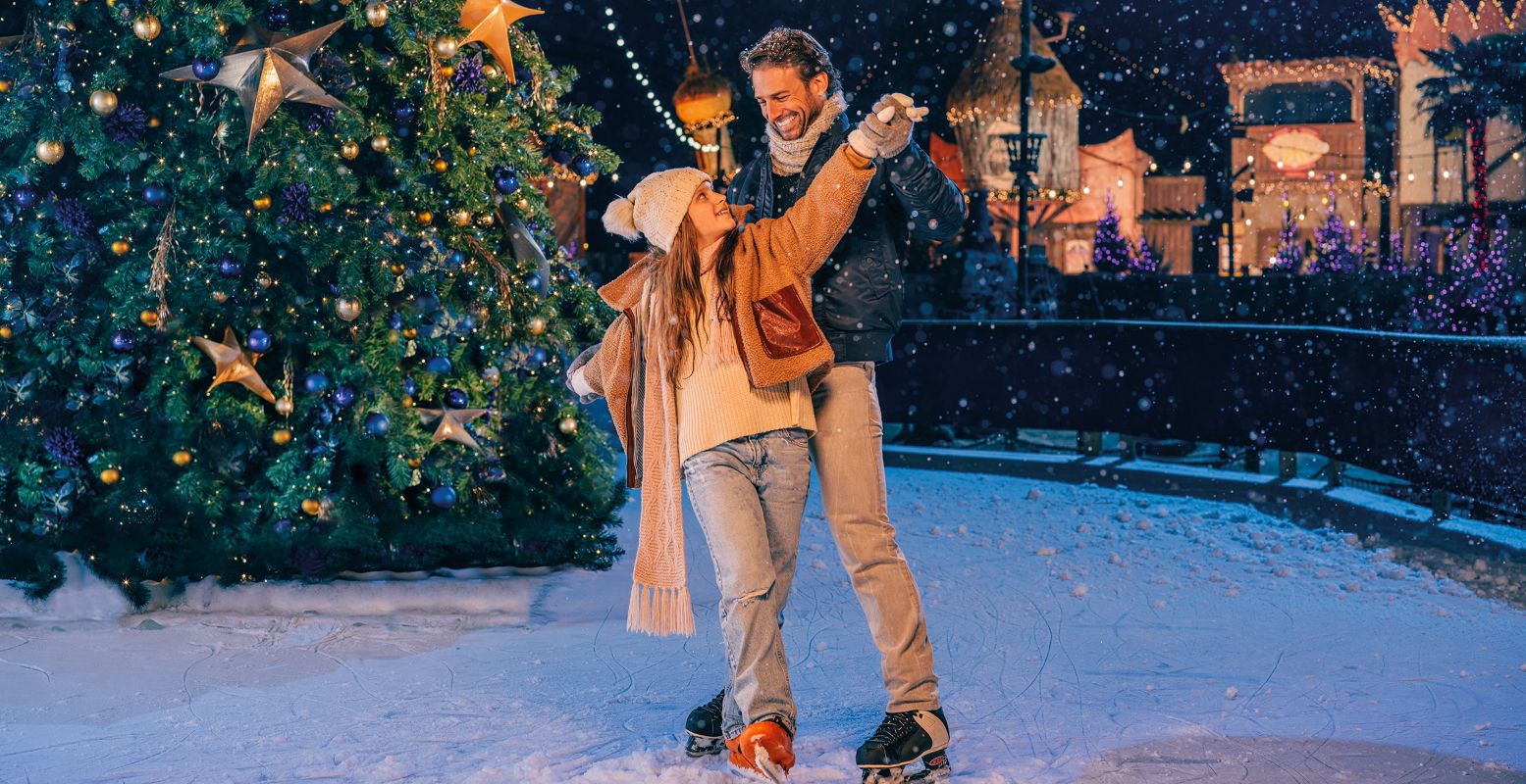 Schaatsen rond de kerstboom in een mooi winters decor in Port Laguna. Foto: Toverland