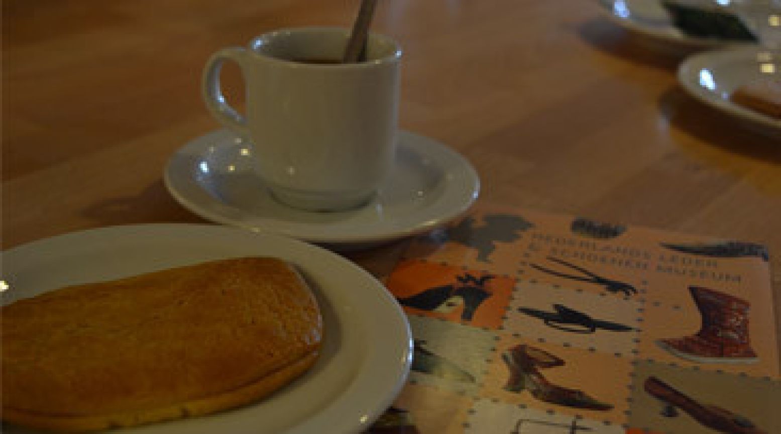 Smullen van koffie en een heerlijke koek: een Halve Zool! Foto: DagjeWeg.NL