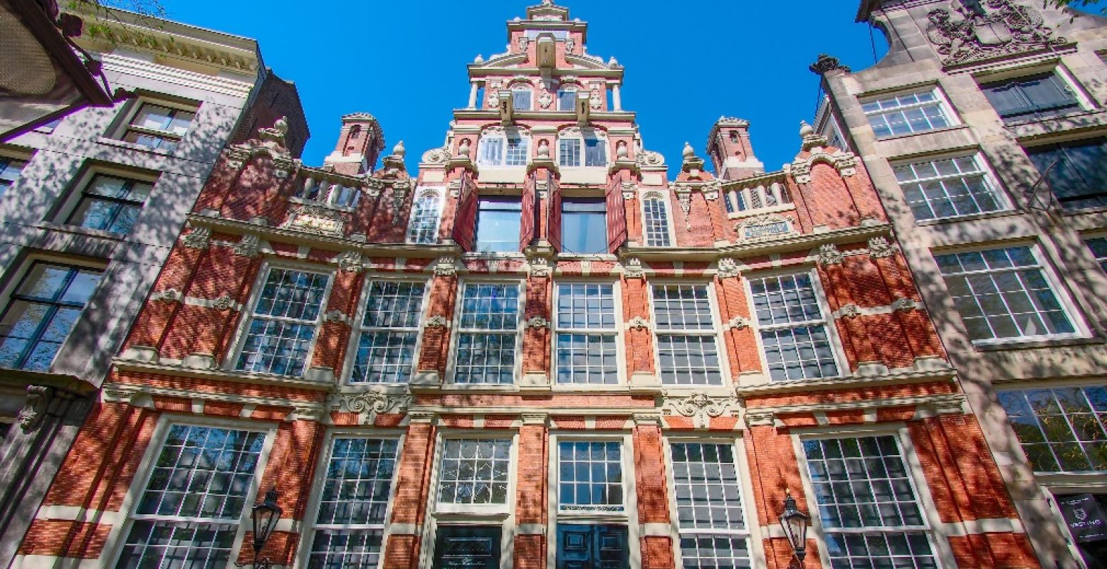 De gevel van Huis Bartolotti aan de Amsterdamse Herengracht. Foto:  Wikipedia / publiek domein .