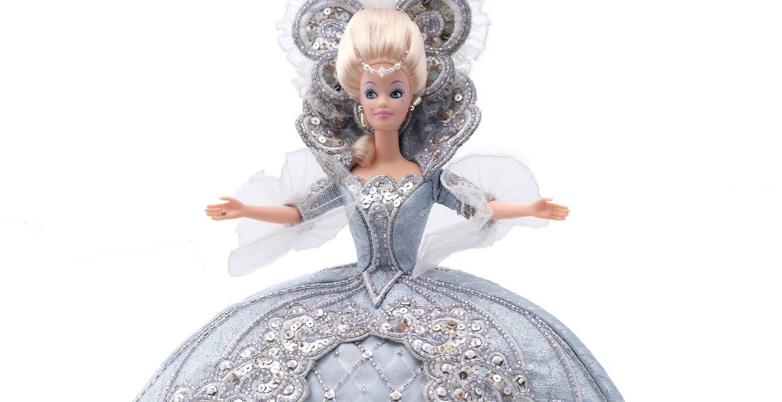 Barbie is klaar voor haar 65ste verjaardag in Stedelijk Museum Almelo. Bezoek haar feestje in de expositie Always a Doll Moment. Foto: Stedelijk Museum Almelo