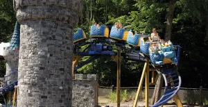 Coronaproof dagje uit met kinderen in Speelpark Oud Valkeveen In Oud Valkeveen vind je een heuse achtbaan: de Drakenbaan. Foto: DagjeWeg.NL, Grytsje Anna Pietersma