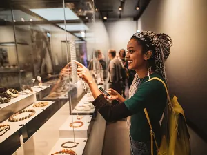 Bekijk bijzondere exotische sieraden. Foto: Wereldmuseum Leiden © Kirsten van Santen