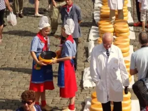 Handjeklap op de Goudse kaasmarkt