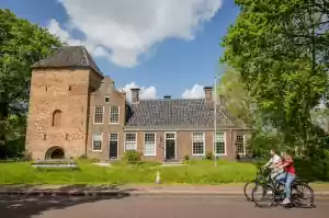 Zomerfietstocht De Schierstins Fotobeschrijving: Schierstins met fietsers. Foto: Lydia Annema.