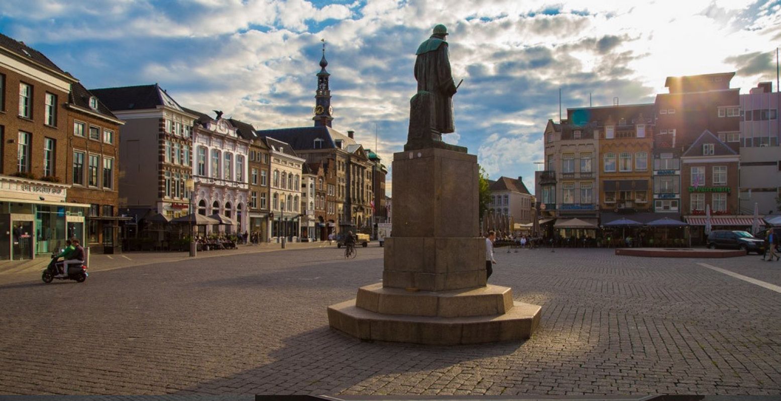 Het beeld van Jeroen Bosch kijkt uit over de mooie en gezellige Markt. Foto:  Den Bosch Region  © Karin Jonkers