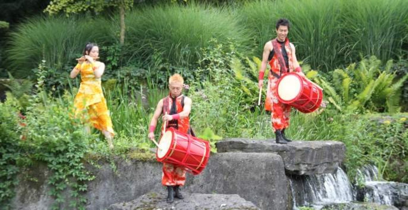 Drumgroep Osaka Dadada-dan Tenko geeft een optreden. Foto: Kasteeltuinen Arcen