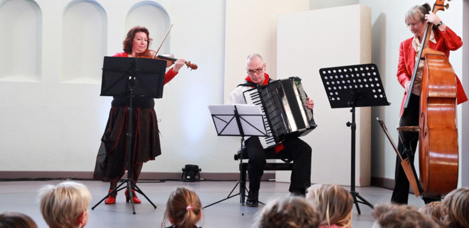 Kinderen hangen aan de lippen van Frank Groothof. Foto: Vincent Verhoeven / Edesche Concertzaal