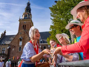 Kaasmarkt Alkmaar Kaasmeisjes vertellen je over de hotspots in Alkmaar. Foto: Beeldbank Alkmaar © Ed van de Pol