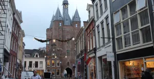 Wat is er te zien in het mooie Zwolle? Loop Zwolle binnen door de middeleeuwse Sassenpoort. Foto: DagjeWeg.NL