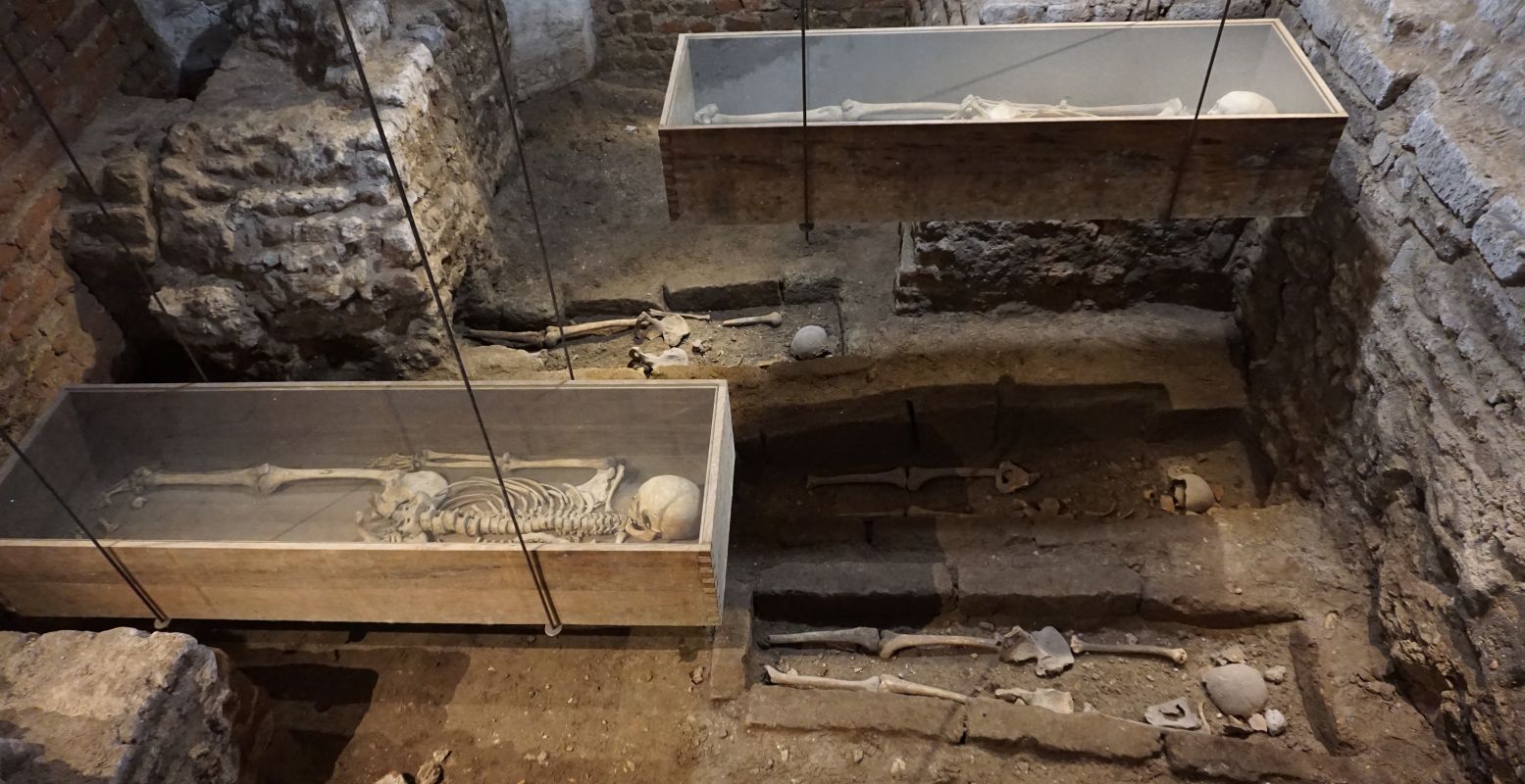 In de grafkelders wandel je over de oude fundamenten langs graven en skeletten. Foto: DagjeWeg.NL